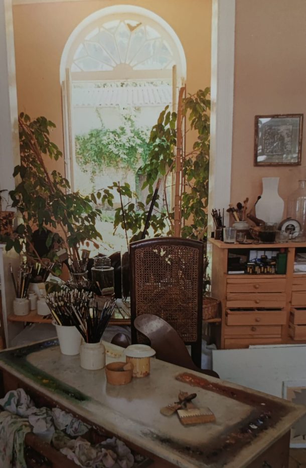 Ancien <em> atelier</em>  de l’artiste, le domaine lui doit sa <em> magie. </em>  - Domaine de Perrotin